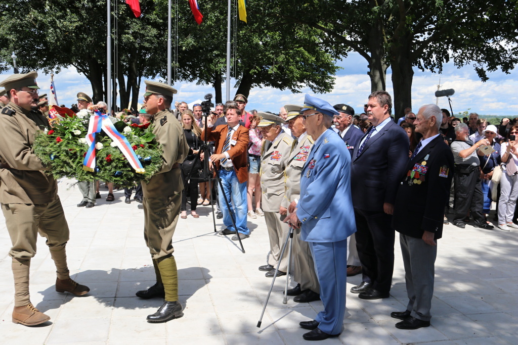 veterani-pri-kladeni-vencu.jpg